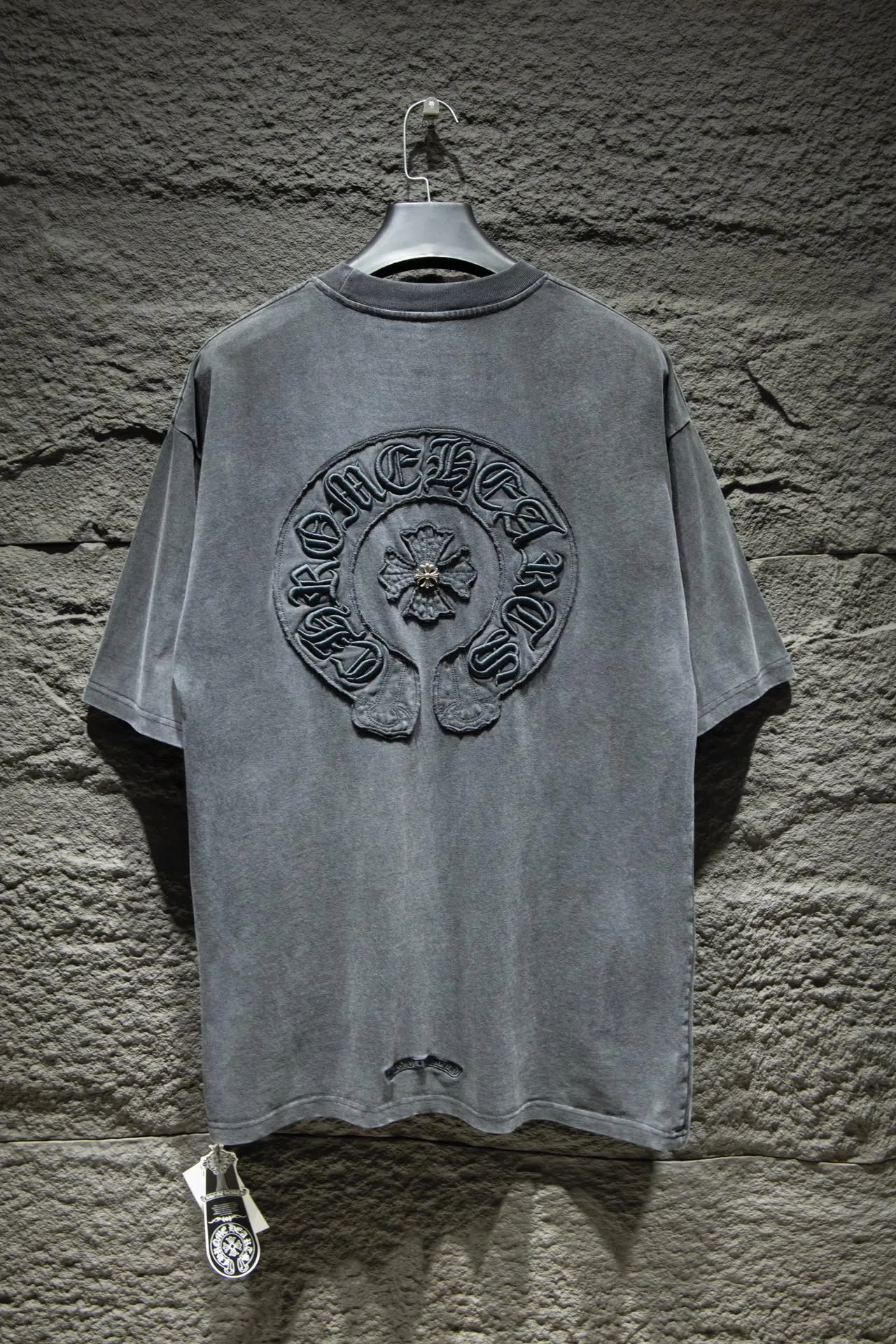 P190 🆕Chrome Hearts os version is really charming and Chrome Hearts is really a must-have. Each season's new version is made to the extreme. It is very practical and can be worn casually. Nice✔️ - ⚠️100% cotton. Made of 32-count double yarn, 260-gram weight fabric and imported knitted carded cotton. The thickness is moderate, drapey and contoured, and the upper body is comfortable! ! It is very tolerant to fat body types and can instantly lose five pounds after wearing it!  Front panel #Back panel Simple elements# The English letters are arranged artistically. Imported Tajima high-density heavy-duty embroidery technology. The font is three-dimensional and full. The letters are embroidered by imported machines after adjusting according to the original details. The thickness is moderate. The hardware is imported hardware accessories. The body is washed, fried and frayed, and hand-made elements are added, which greatly increases the interest of the clothing; unique visual effects. The special fraying effect creates a unique distressed effect. The addition of handmade elements to the body greatly increases the interest of the clothing; it has a unique visual effect. After special fraying effect treatment, a unique distressed effect is formed. An irregular hem is added to the version. This year, Crow Heart is focusing on the version. In the past two years, the oversize version has become the focus of the trend. It has also been a popular staple in the past two years. The change of designers has made this brand an instant hit. The progressive fashion of the times also needs the blood impact of fresh elements and trendy designs in order to continue its glory! It’s stylish both inside and outside, a must-have for high street travel! An absolute "eye-catching style" that can match couples 💏 Color: washed black, premium gray and white Size: S M L XL